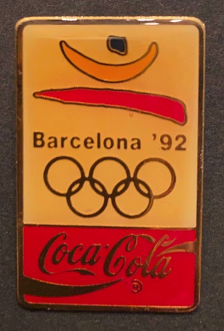 48107-3 € 3,00 coca cola pin Barcelona.jpeg
